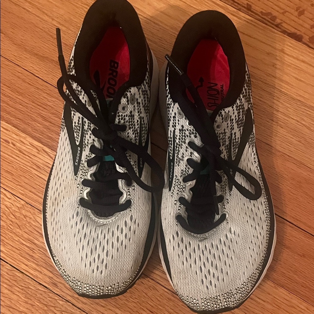 Brooks Women’s Black and White Sneakers